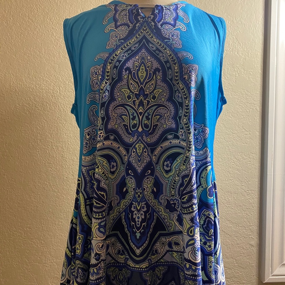 Geometric Blue, green; and white Top The avenue